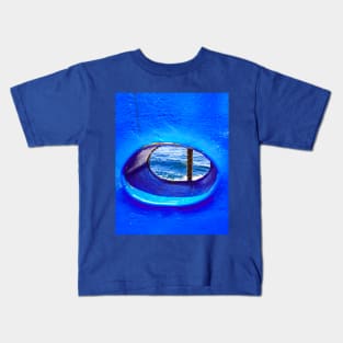 Bull´s eye in a blue iron wall from a ship. 3b Kids T-Shirt